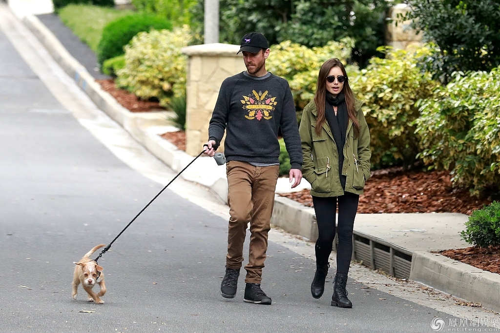 当地时间4月8日,美国比佛利山庄,莉莉·柯林斯(lily collins)与男友