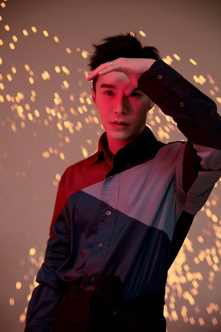 王冠逸最新时尚写真释出撑伞而立彰显绅士风采