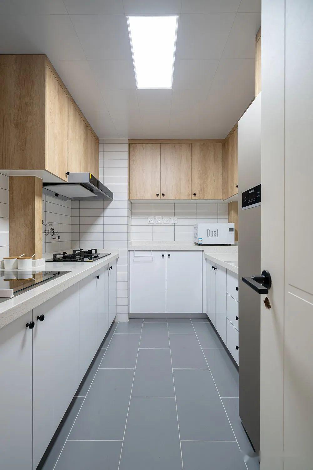 原木 白银拉丝的平板门,被get到了美点,呈现冷暖交融的对比感.