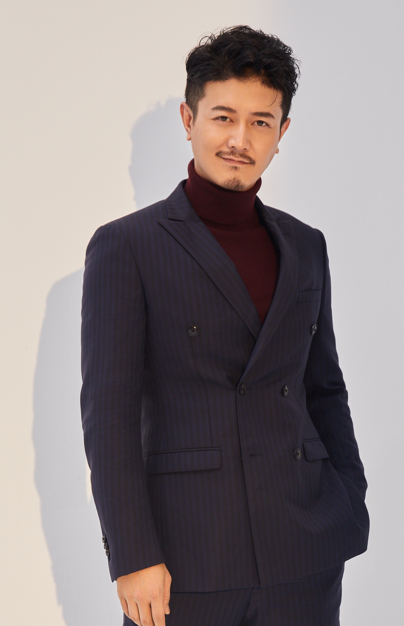 1/ 5 近日,演员阿楠早春写真释出,红棕色高领毛衣搭配绅士暗条纹西装