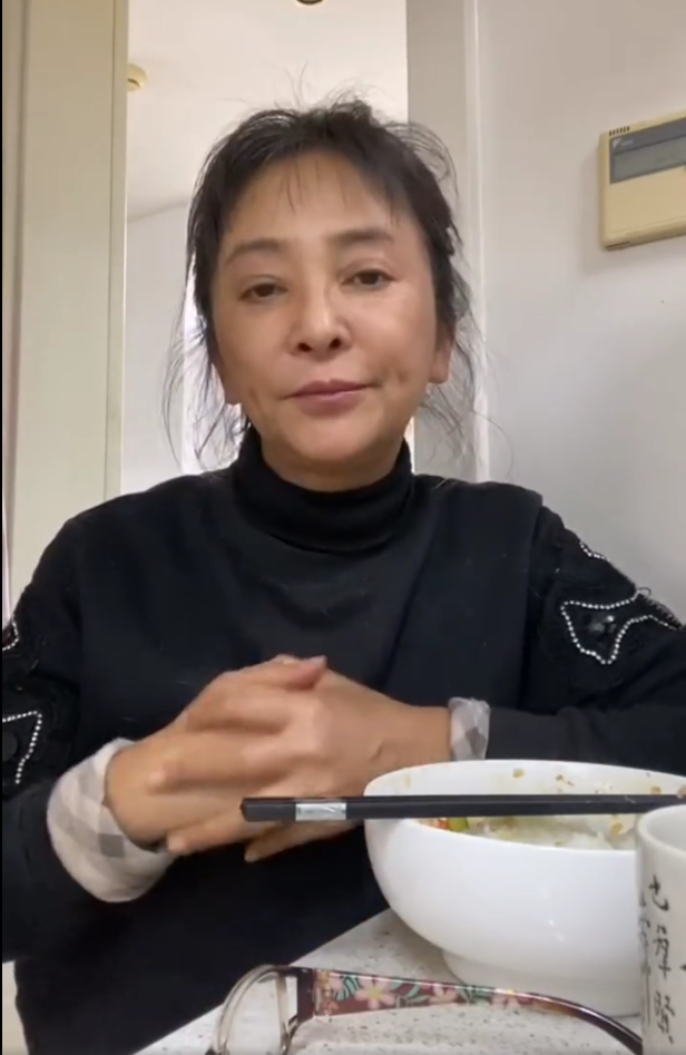 老演员李勤勤不懂修图晒照从来都是素颜脸很普通却很慈祥