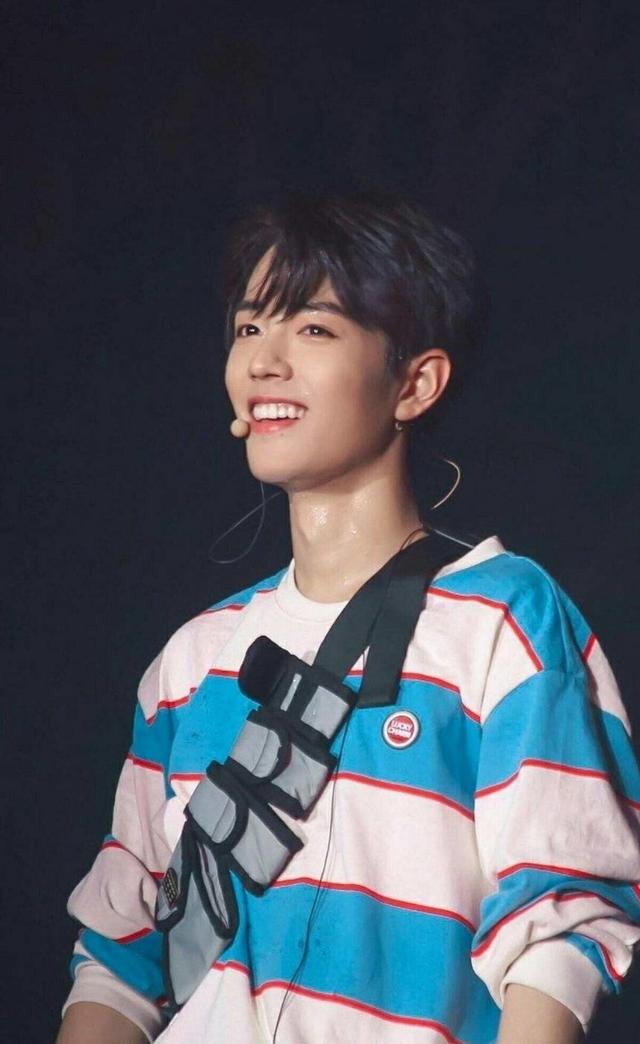 肖战的卫衣穿搭满满的青春少年感