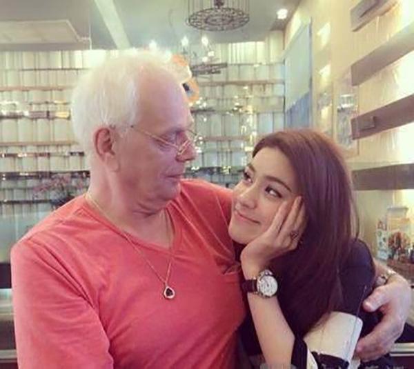 《天生一对》女主bella,和她的英国爸爸站在一起时,爷孙既视感似乎