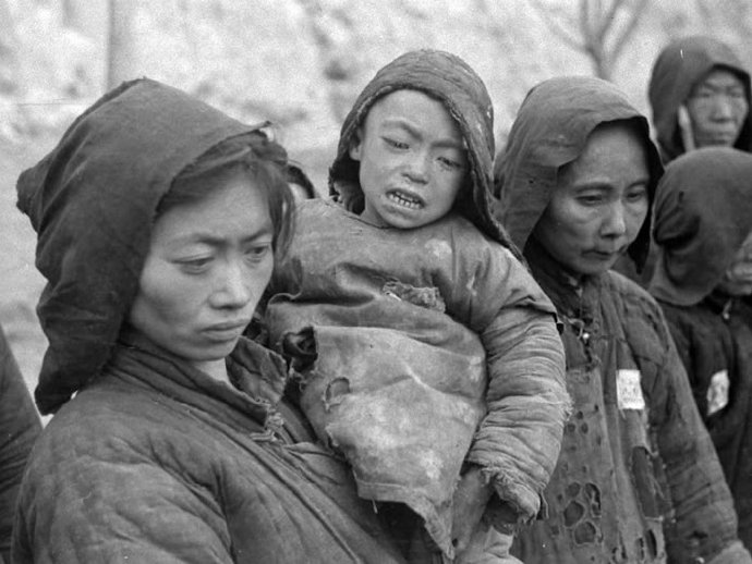 老照片:1942年河南旱災,連樹皮都吃完了