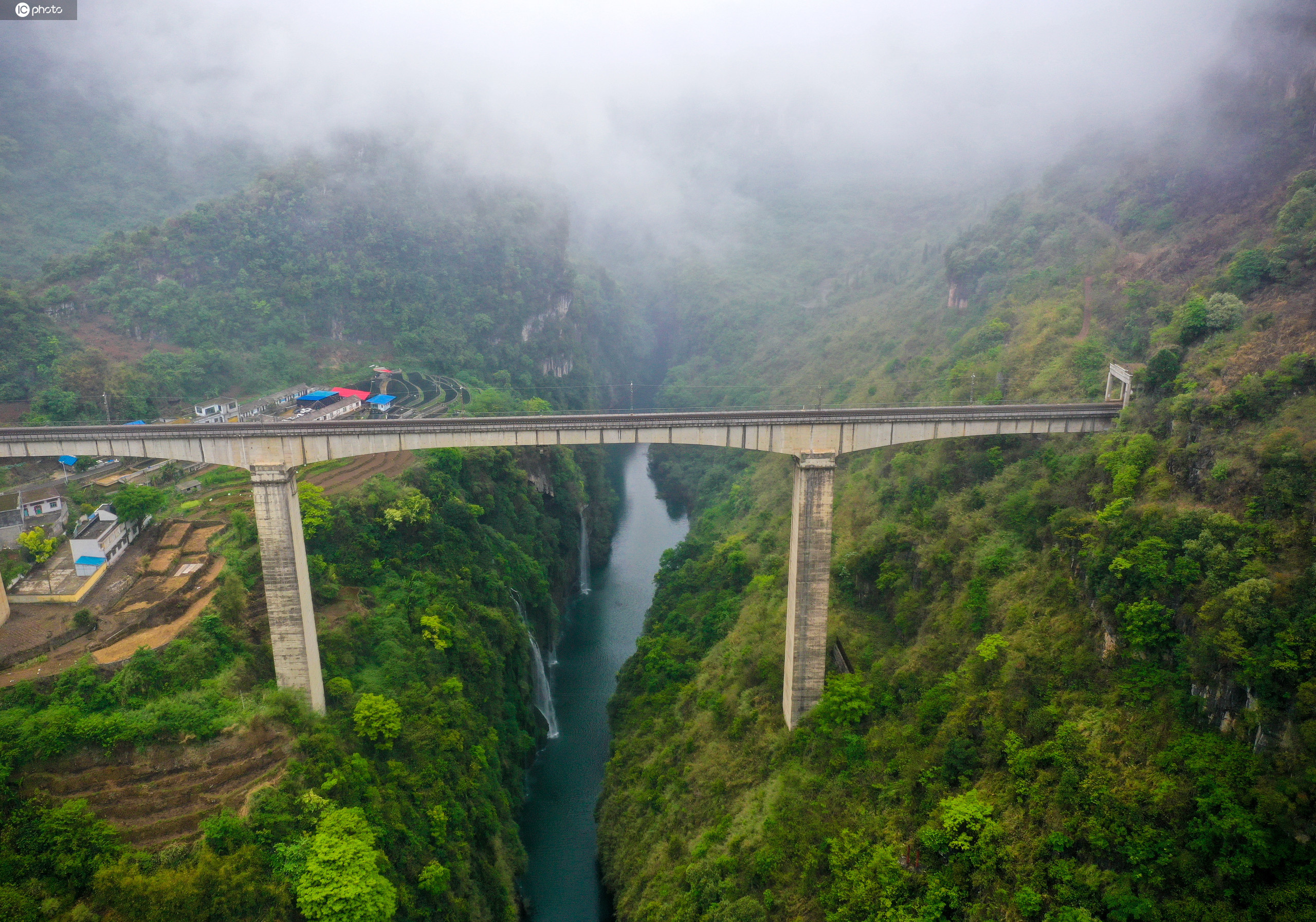 贵州深山峡谷现最惊险铁路桥02列车出云入岫横跨万丈深渊