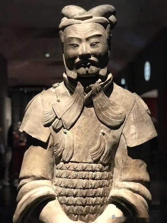 铠甲武士俑跪射俑兵马俑非常写实,件件都是真人大小,样貌千俑千面.