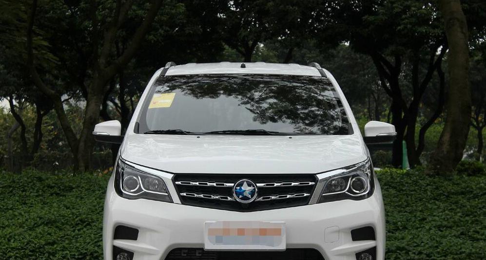 年轻人所追求的一款启辰m50v,车身整体动感协调,非常的打眼