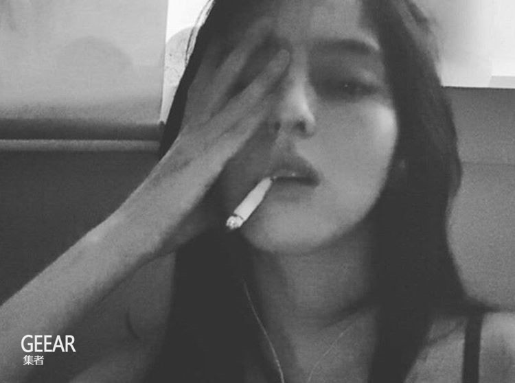 夫妻的世界韩素希旧照流出纹身吸烟照片引粉丝争论