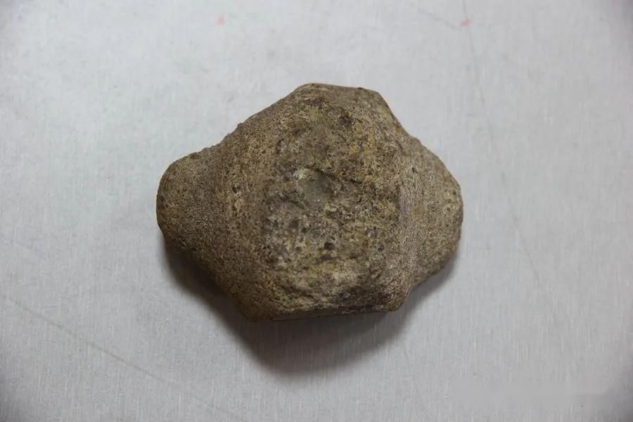 大地湾四期石砧新石器时代,纵7.3厘米,横6.0厘米,重247.