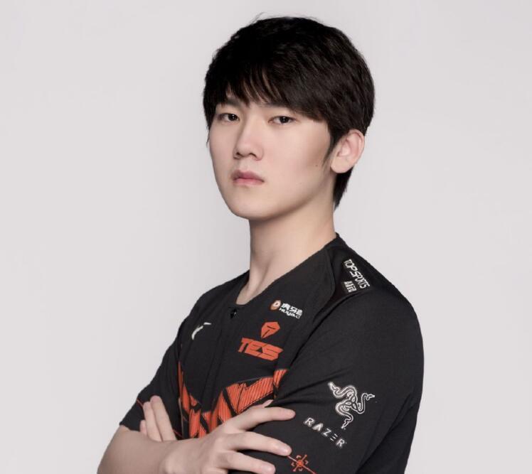 tes战队发布jkl定妆照还是那么帅气新三叉戟让人期待