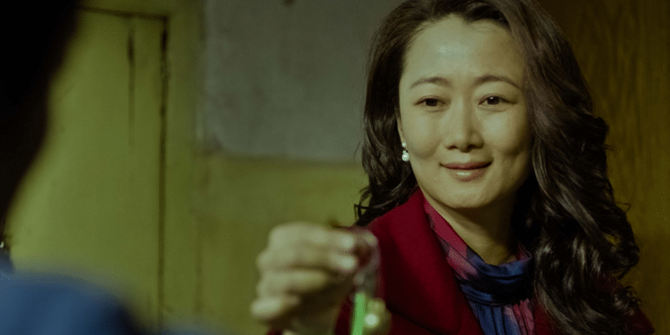 山河故人用了许多特写大镜头长镜头去描绘九零年代