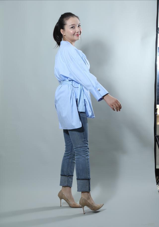 阔太孙茜穿衣真低调,衬衣配牛仔裤身材过分真实,大圆脸好减龄