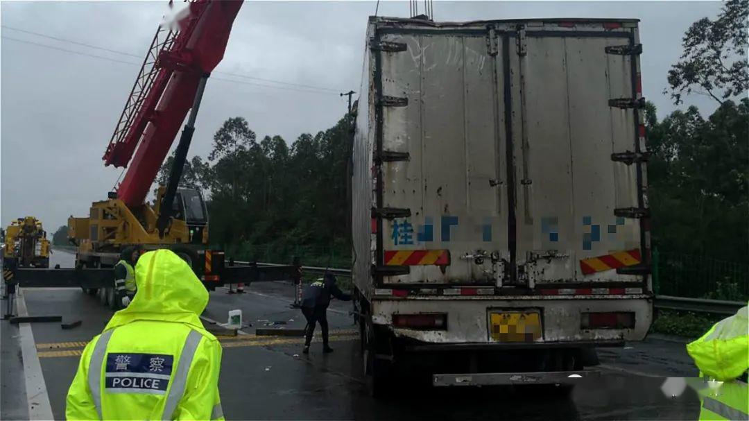 雨天路滑合山高速又发生货车侧翻这份雨天行车宝典请收下