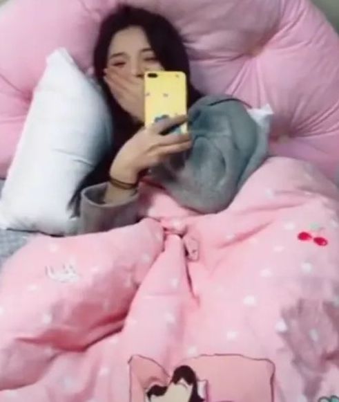 照片中杨超越还躺在床上自拍,看起来就像是刚刚睡醒在自拍一样,但是