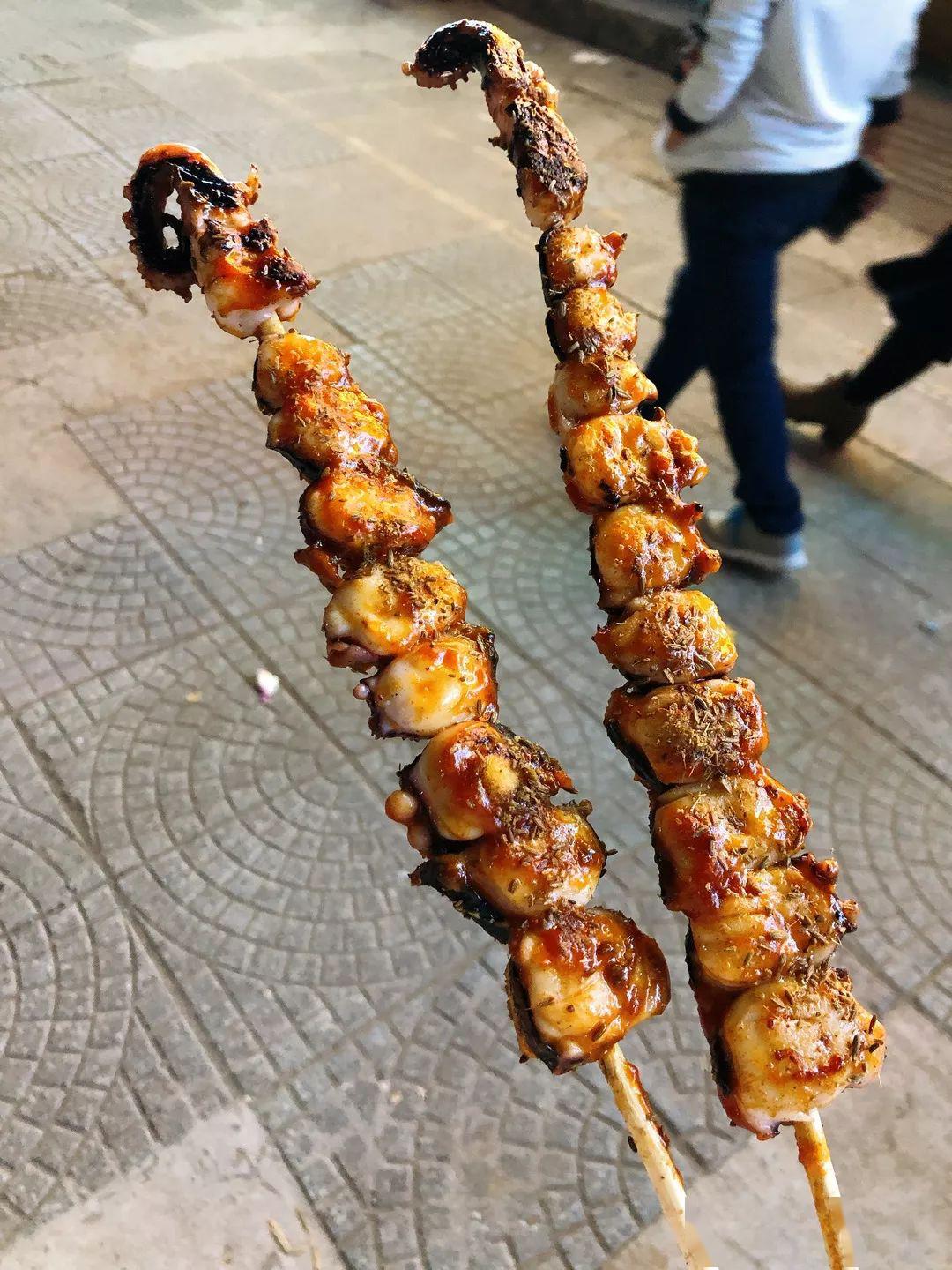 烤鱿鱼在夜市一定得有姓名!鱿鱼足个头真的很大.