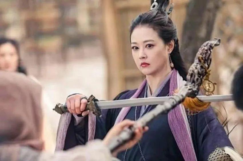 襄阳城破后,郭靖和黄蓉将两把兵器分别传给了郭破虏和郭襄.