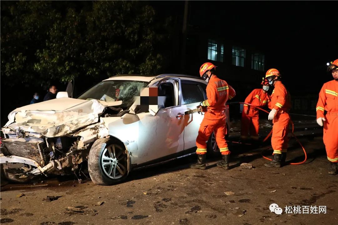 貴州松桃:凌晨突發車禍 消防隊緊急救援!