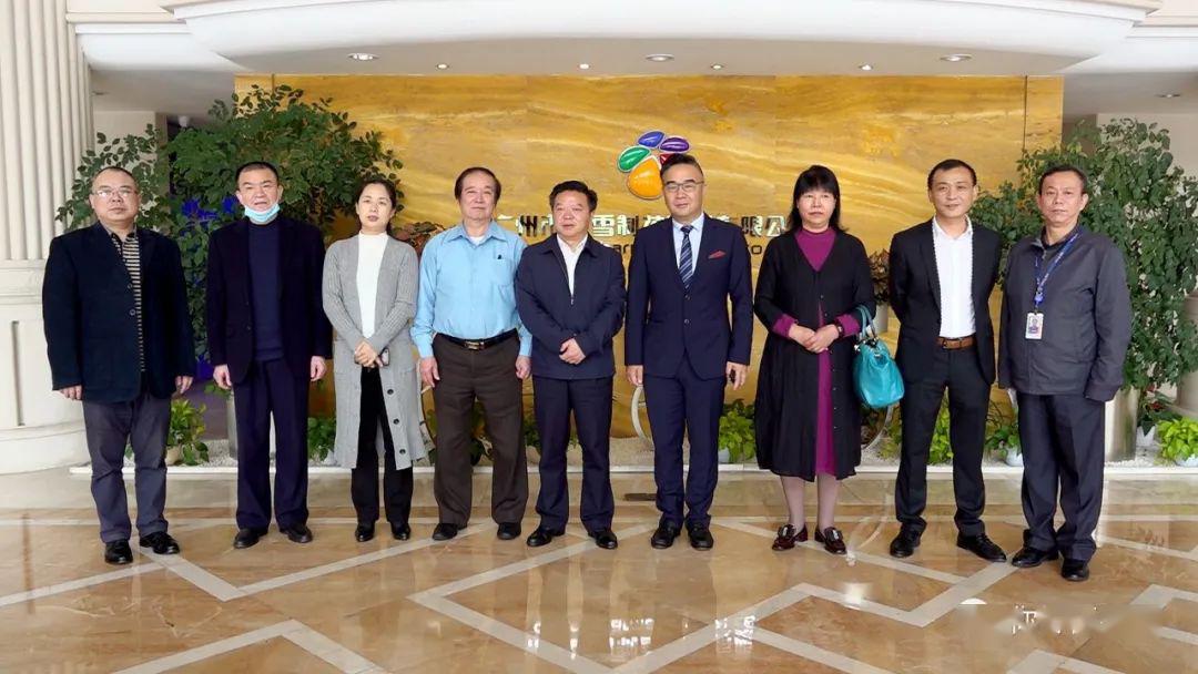 副县长周丽华,西渡高新区管委会主任,党工委书记胡胜利参加活动.