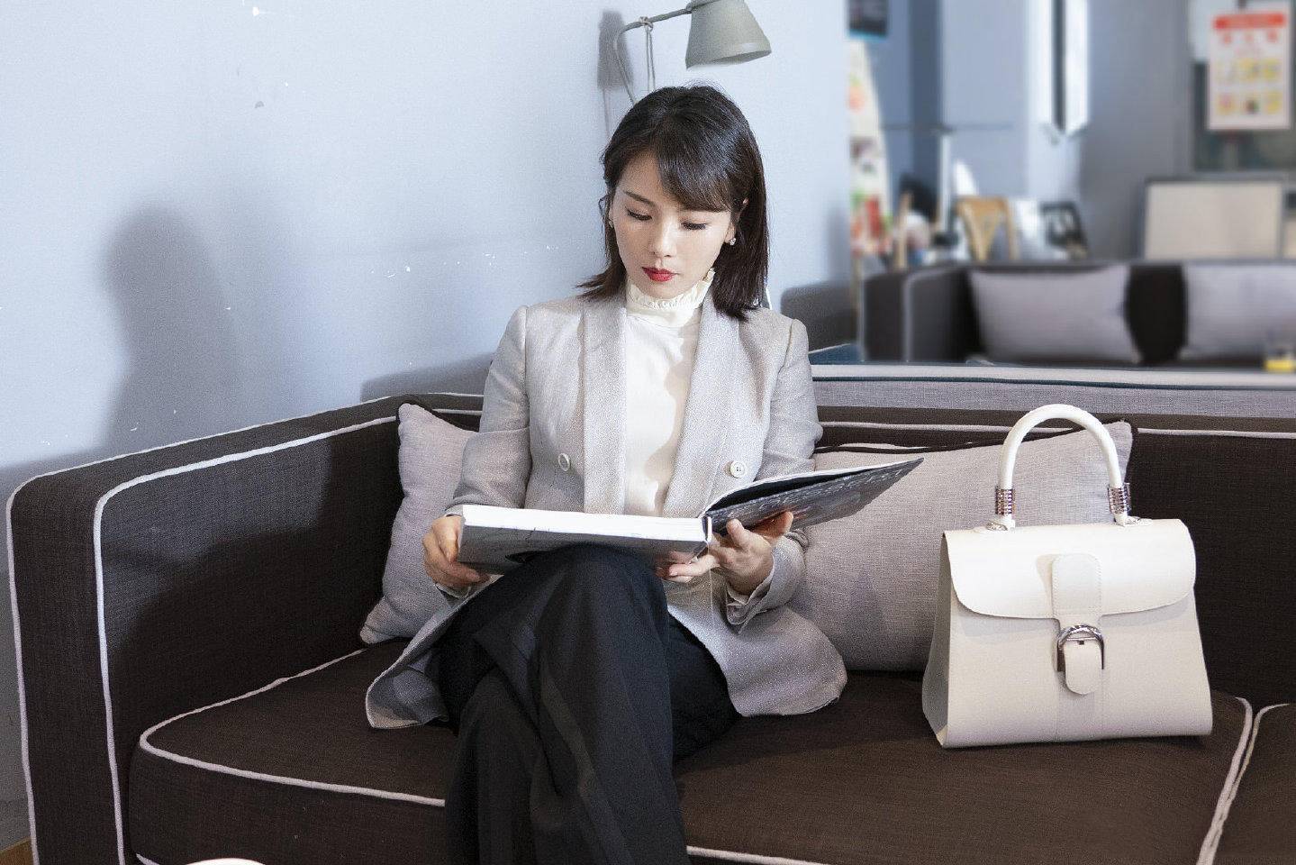 最近已经复工开机的刘涛也是晒出了一张美照,看来新剧也是跟职场挂钩