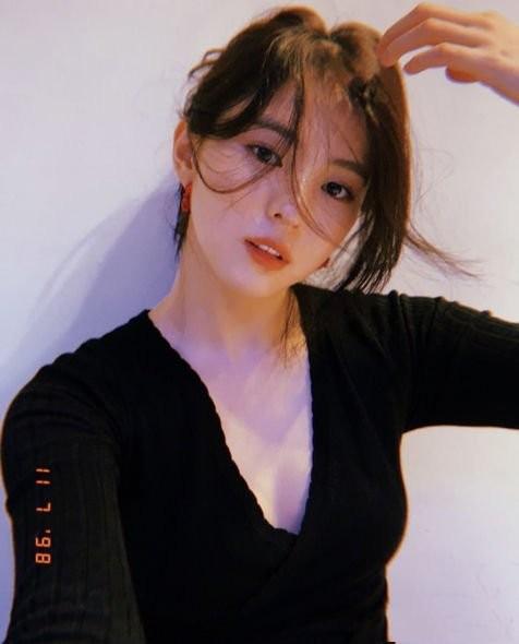 但紧身v领衣完美的勾勒出她的身材,再加上她精致的脸蛋,整体表现得又