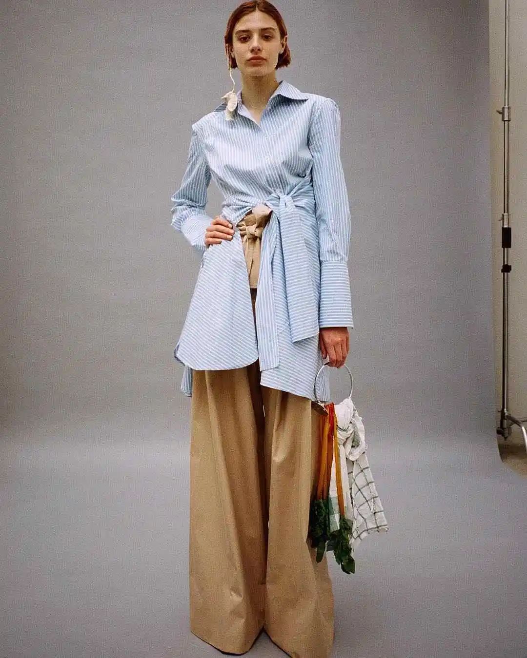 夏天别急着露双腿今年流行这款拖地裤时髦还能穿出大长腿