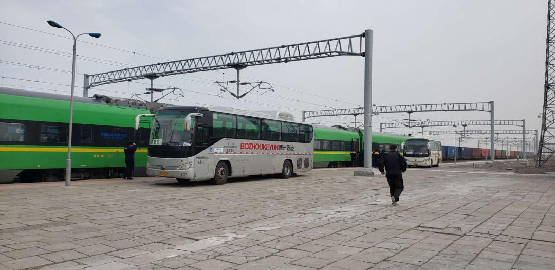 此处距博乐市区还有40余公里,先后紧急停靠在博乐火车站.