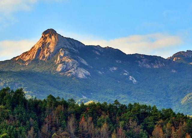 云髻山的山顶就像阿婆头上的发髻,因此又叫阿婆髻.