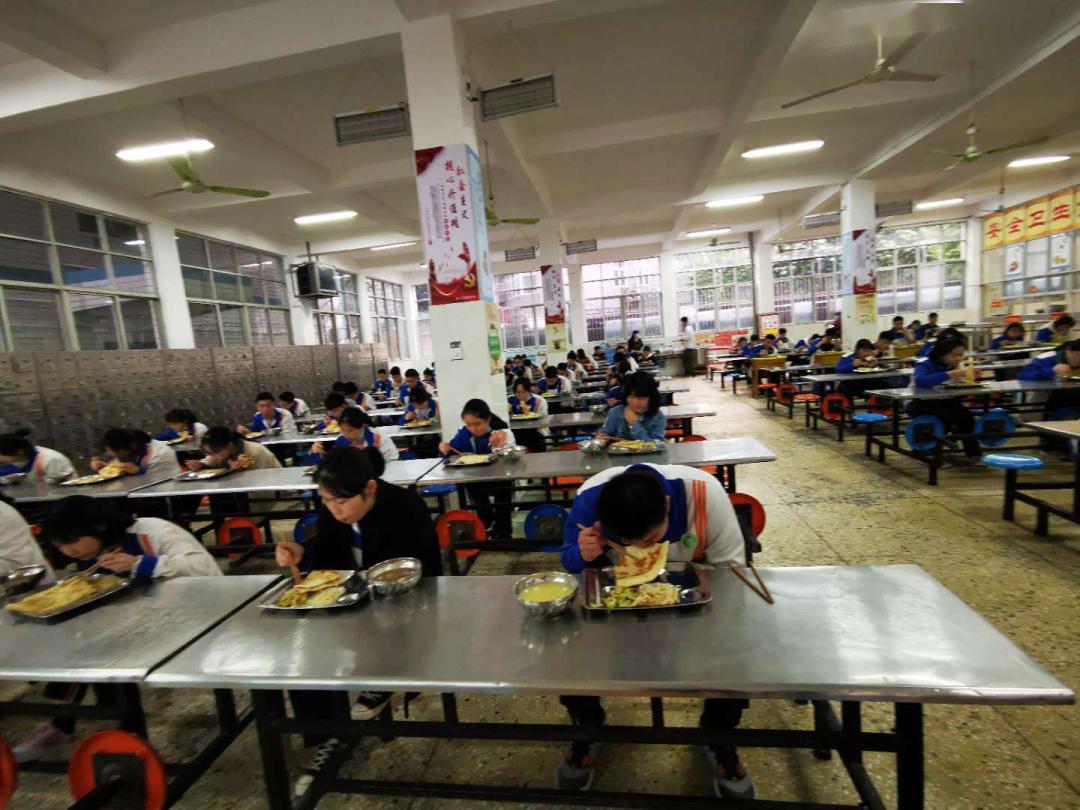 【复学-放心餐】市三高食堂制作"放心餐" 助力高三学生复课