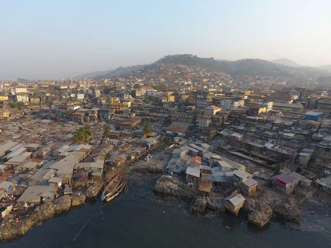 因为埃博拉病毒塞拉利昂第一次在世界上受到了前所未有的关注