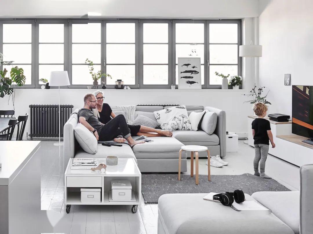 我用沙发把家里5口人分开后……家人感情反而升温了!