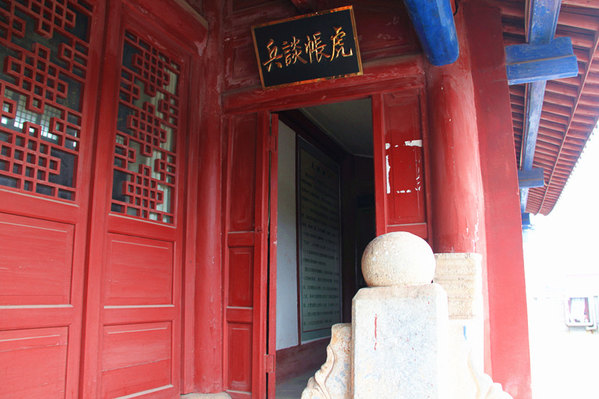 左右两侧,有虎帐谈兵,周郎顾曲.能文能武,旷世奇才.