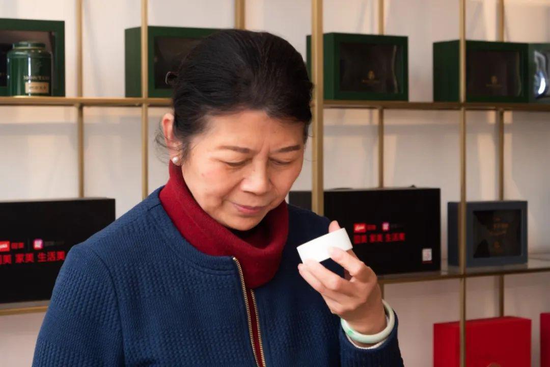 西湖龙井茶专家品验滋味鲜醇今年的群体种嫩度令人惊喜发货中