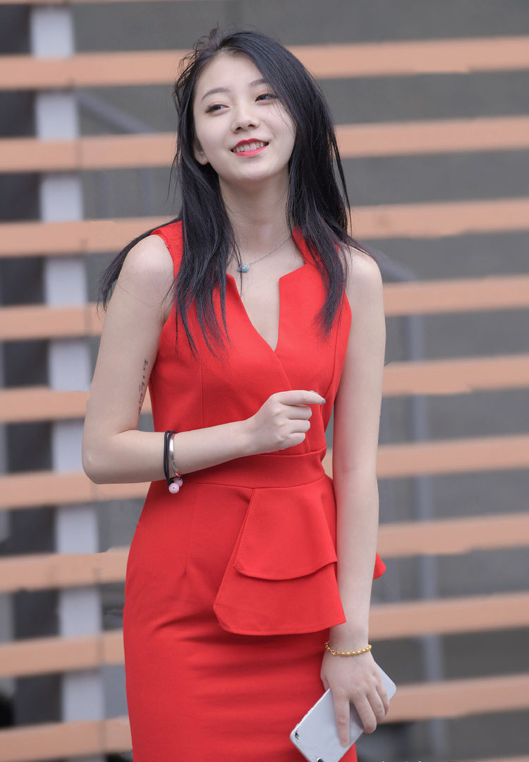 小姐姐肤色白皙的元素轻松驾驭这条红色的长裙