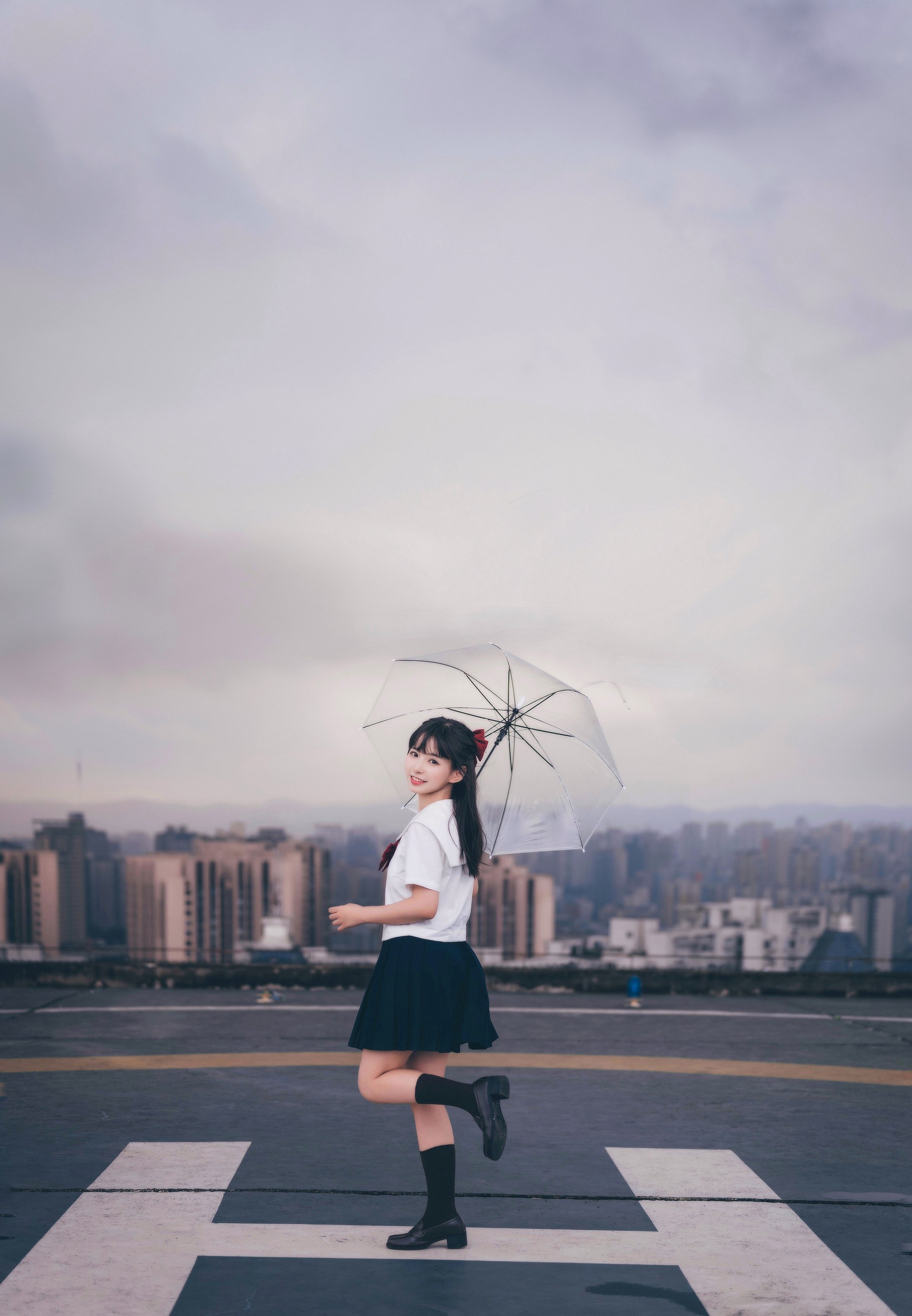 雨中天台上的jk少女