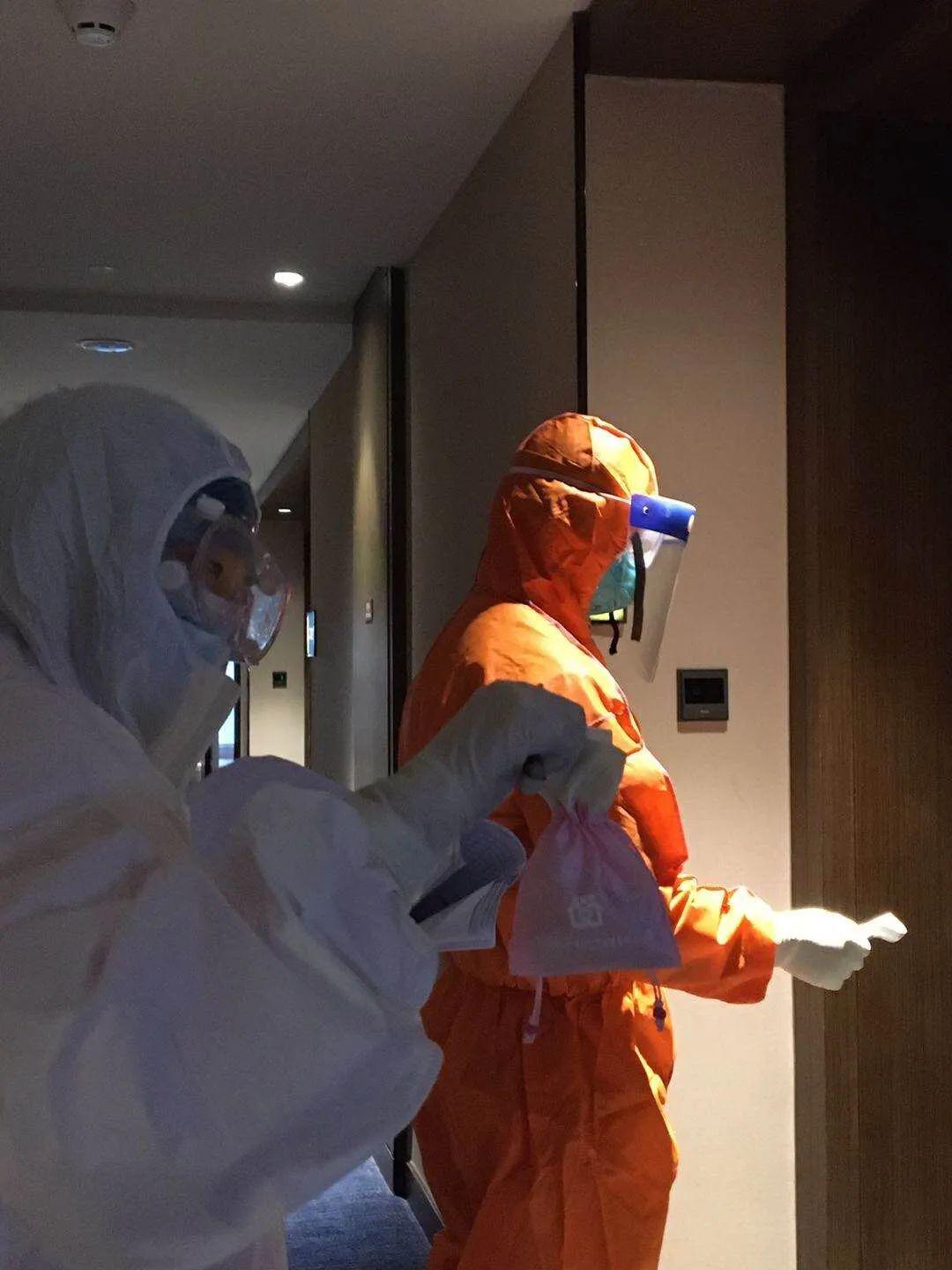 当一批隔离人员被解除,医务人员就开始收拾每个解除隔离人员的房间