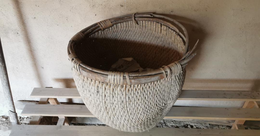 粪箕子,小时候我一直用这个装柴火,但是我刚才问了很多