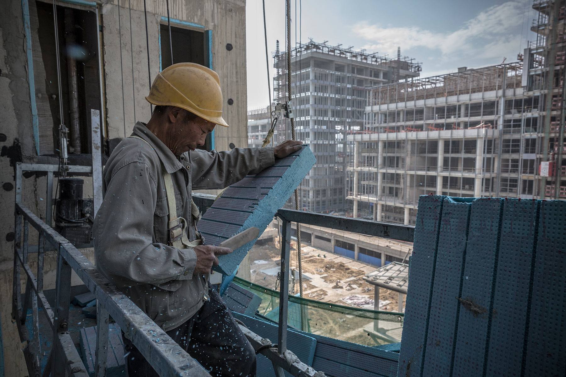 建筑工人找活通过互联网渠道时需要注意哪些方面