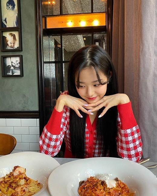 韩国女团izone成员张员瑛sns发近照秀出众美貌