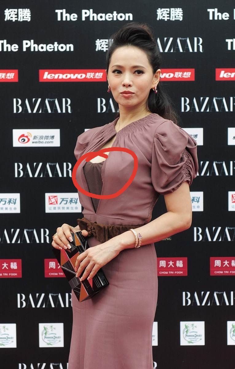 原创伊能静真老了穿露背装腰上一圈赘肉太抢镜换个妆容太显沧桑