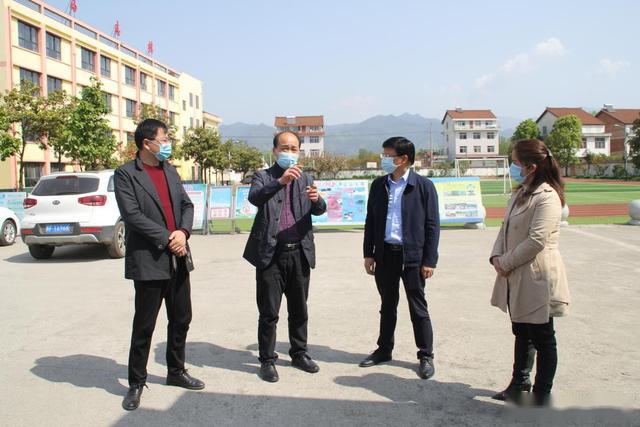 (图文/焦文 舒婷)检查中,副县长汪军明对勉阳街道