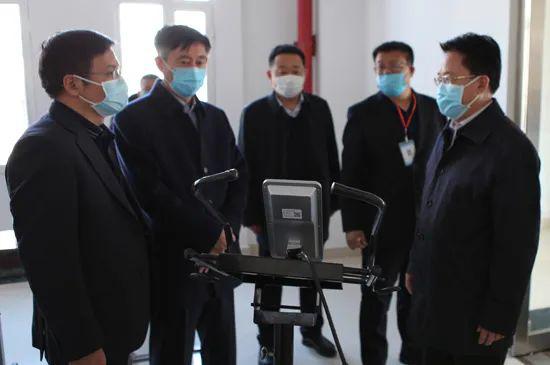 庞庆波首先听取了白城一中校长汪少成关于学校高三开学复课情况汇报.