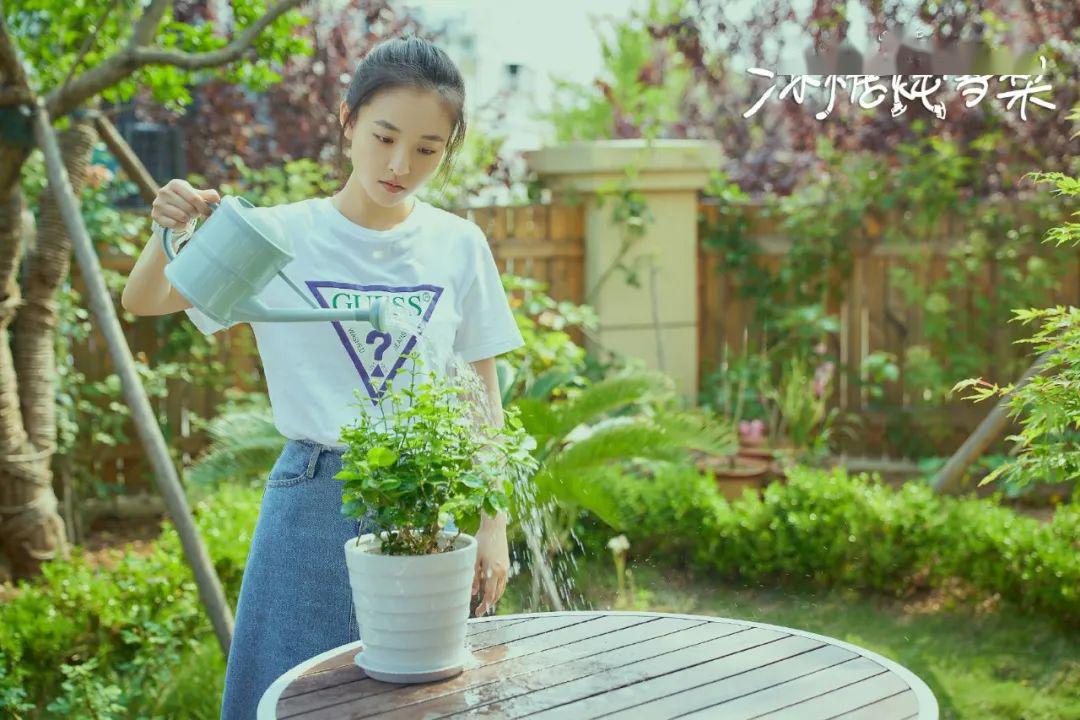 棠雪是背带裤富翁,剧中已经出现了好几条牛仔背带裤的身影了.