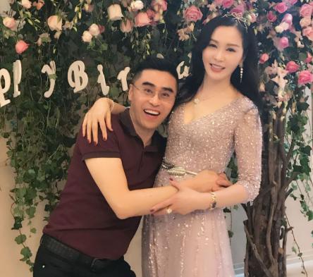 原创歌手陈冰结婚一年闪离父亲身价30亿母亲年轻漂亮同框似姐妹