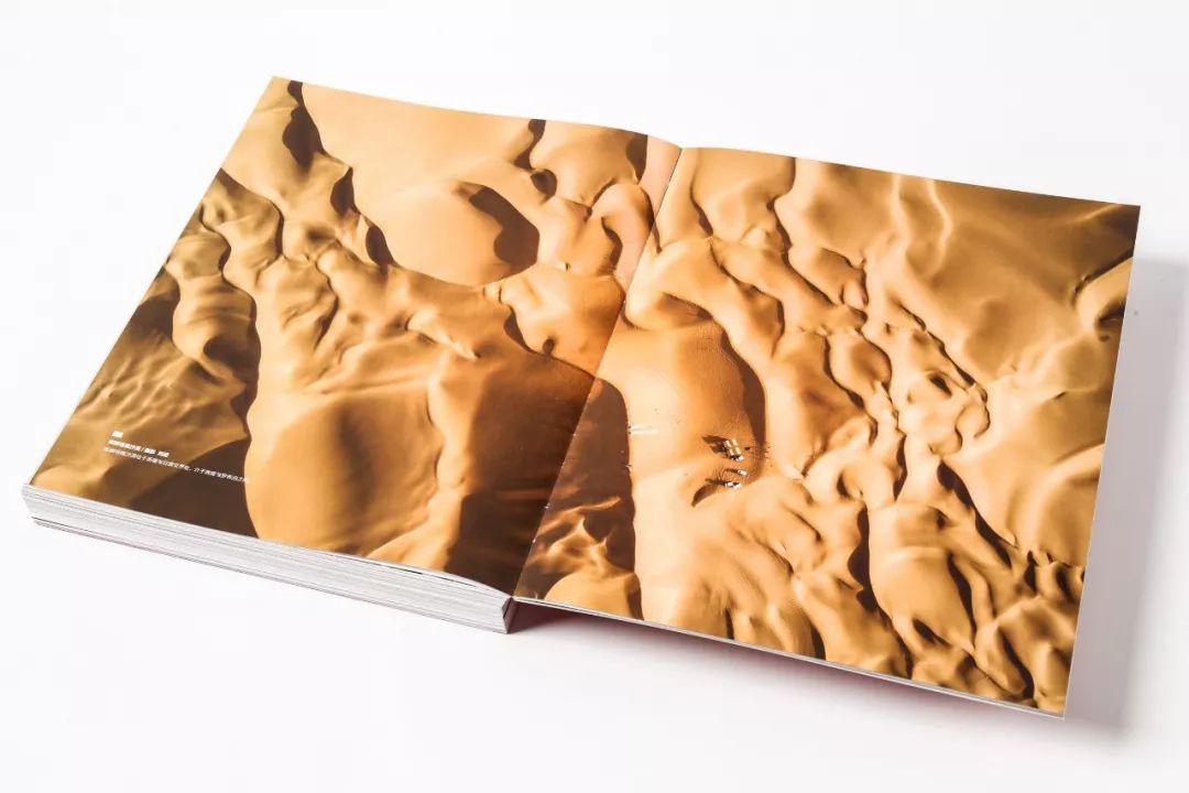 装帧上,通过"裸脊锁线"的方式,实现了图书页面的平整打开,以实现图片