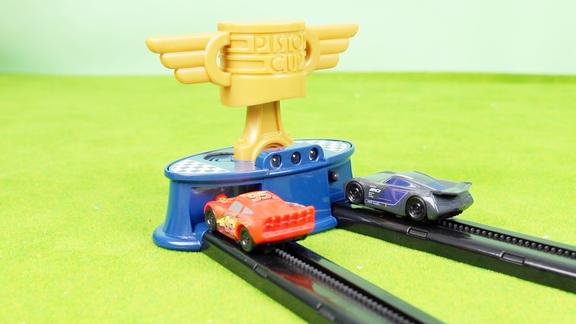 赛车总动员麦昆和杰克逊的活塞杯争夺赛