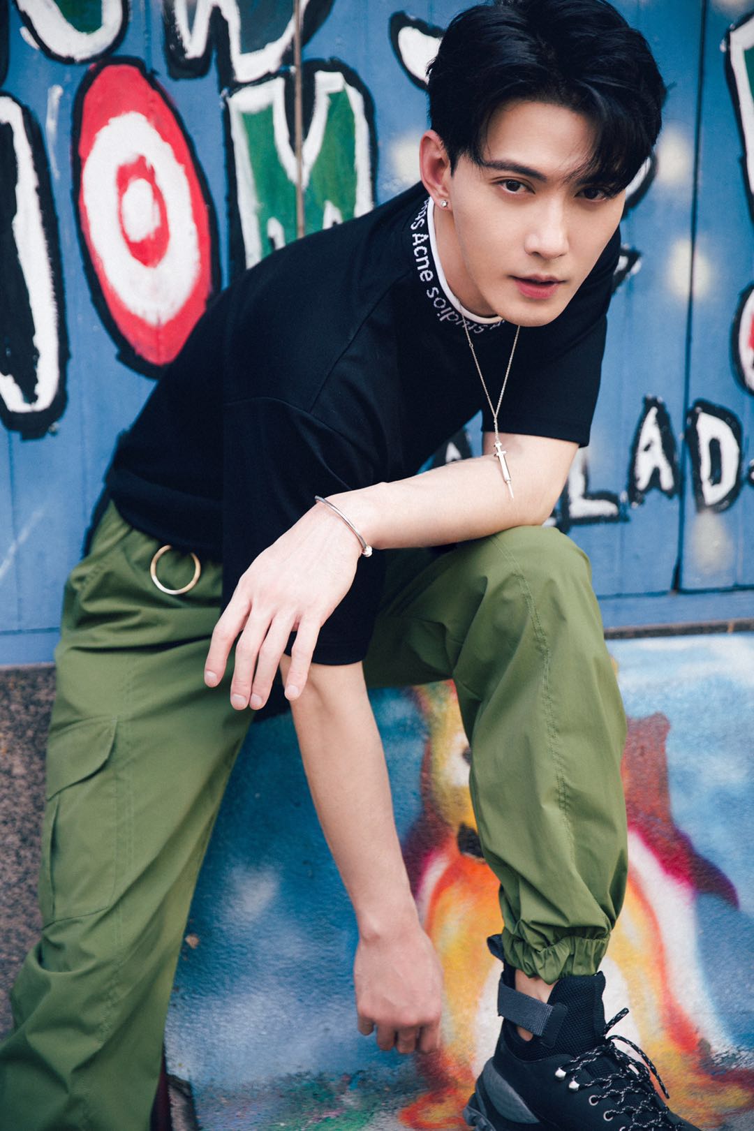 徐正溪曝光春日写真 魅力吸睛演绎潮酷型男_造型