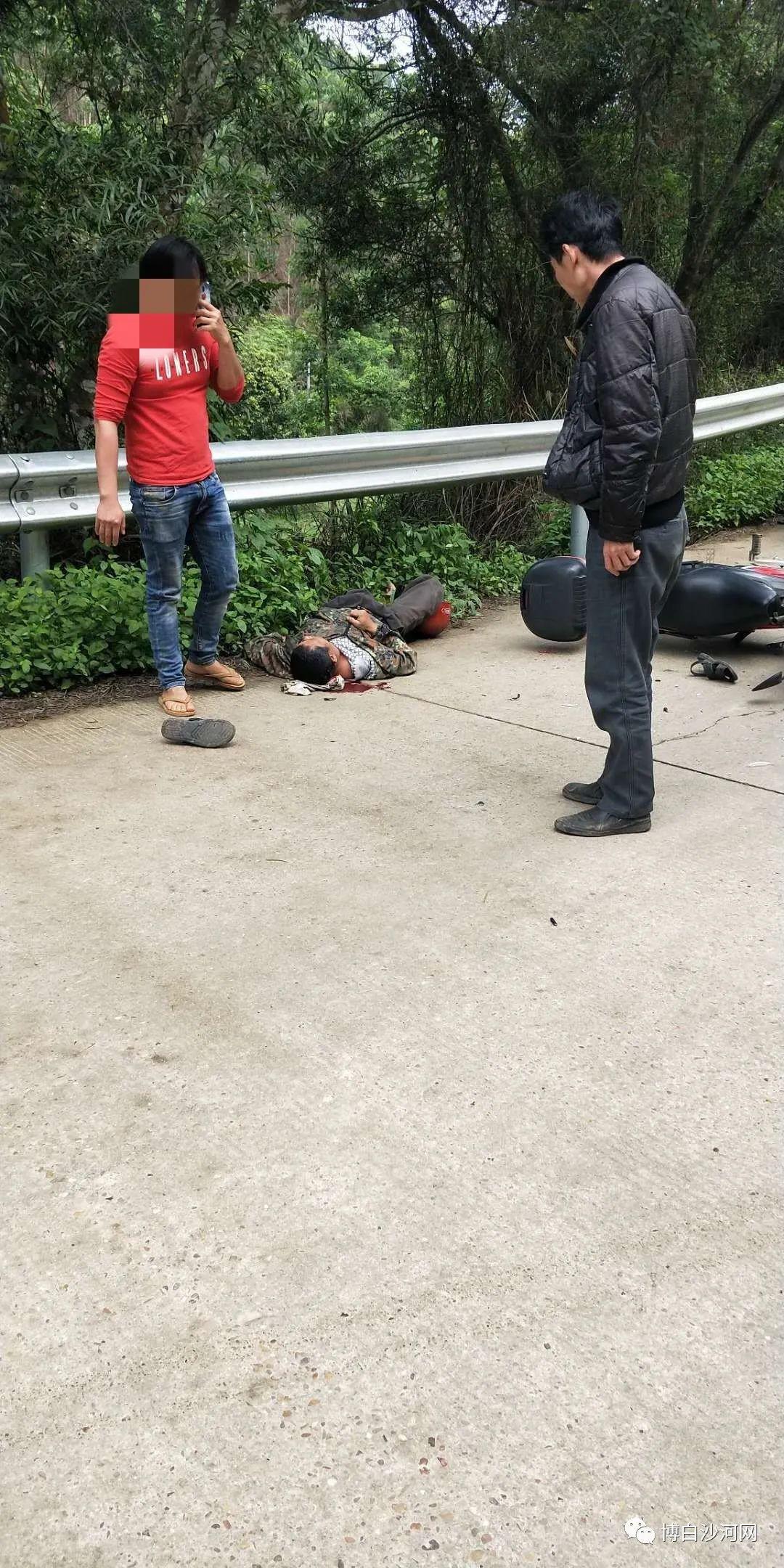 沙河农场附近摩托车和机动车相撞,现场