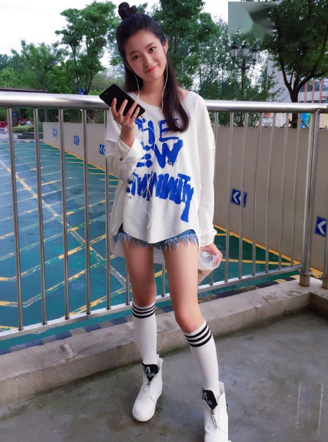 小芈月柴蔚长开了白t配棕色皮裙长得就像林青霞亲生女儿