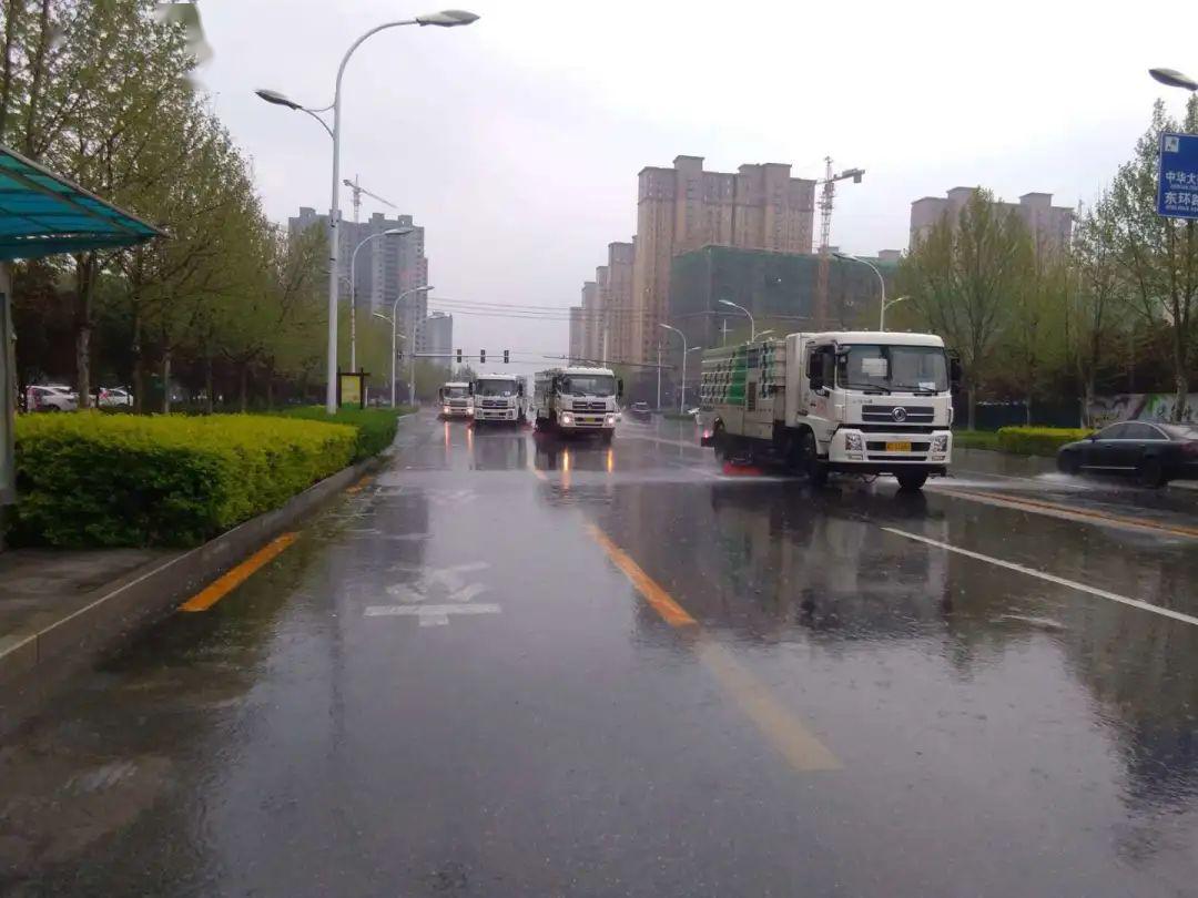 邯山城管,为什么雨天还在"洗城?附视频_路面