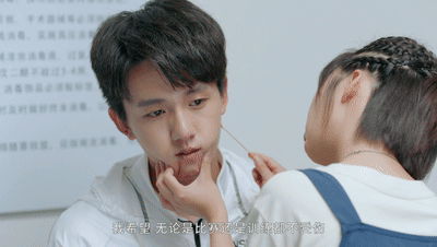 女主用棉签擦男主耳朵男主反应太真了现在的青春剧真的敢拍